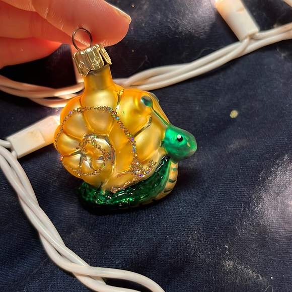 Sweet little small snail glass Christmas ornament - Picture 1 of 5